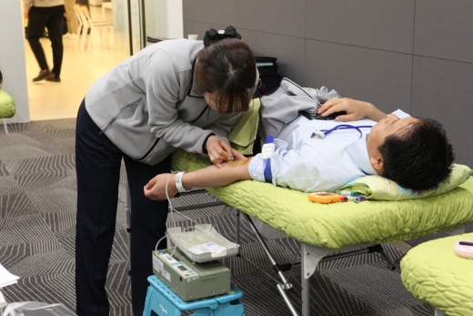 GC녹십자 임직원이 사랑의헌혈 행사에 참여하고 있다./ 사진=GC녹십자