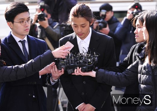 정준영 경찰출석. 성관계를 몰래 촬영해 유포한 혐의로 기소된 가수 정준영이 14일 오전 서울 종로구 서울지방경찰청에 출석하고 있다. /사진=장동규 기자