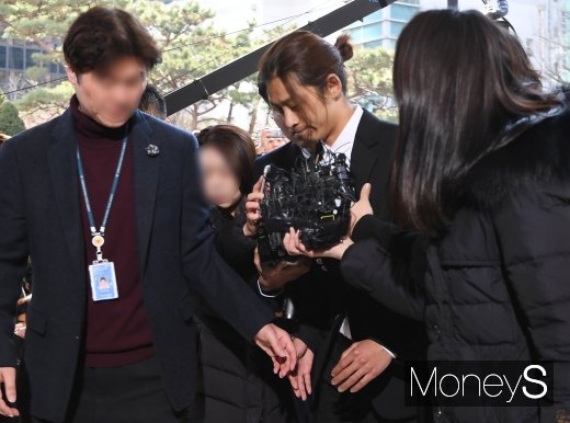 [머니S포토] '성관계 몰카' 정준영, 굳게 닫은 입