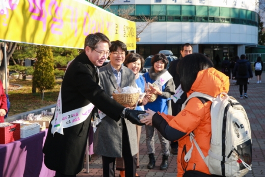 경남농협 여일구 부본부장 등이 3월14일 '백설기 데이'를 맞아 창원용호고등학교 학생 700여명을 대상으로 쌀 소비확대를 위한 홍보 캠페인을 전개했다./사진제공=경남농협