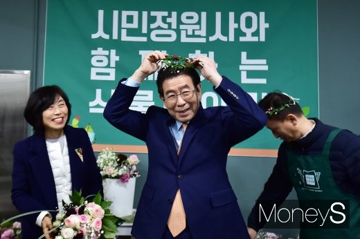 [머니S포토] 새롭게 바뀐 녹사평역, 화관 쓴 박원순 시장