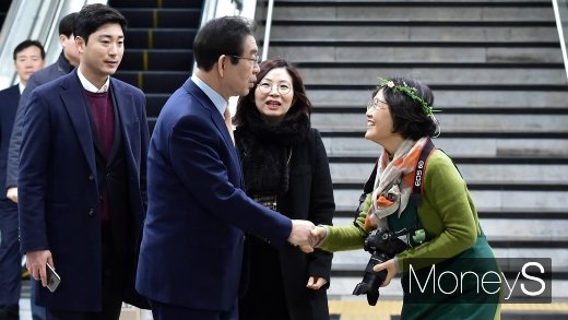 [머니S포토] 녹사평역 화원 관리사와 인사 나누는 박원순