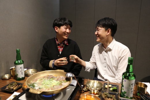 보해 젊은 잎새 봉사단 1기로 활동했던 황복연씨(오른쪽)가 봉사단 후배와  보해 잎새주로 회포를 풀고 있다. @머니S MNB, 식품 외식 유통 · 프랜차이즈 가맹 & 유망 창업 아이템의 모든 것