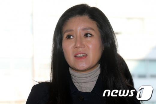 동물 안락사 논란을 빚은 동물권단체 '케어' 박소연 대표가 14일 오전 서울 종로경찰서에서 피의자 신분으로 출석, 취재진 질문에 답하고 있다. /사진=뉴스1