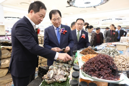 신우철 완도군수와 박상영 롯데백화점 광주점장(왼쪽)이 완도특산품 전복을 살펴 보고 있다./사진=롯데광주백화점 제공