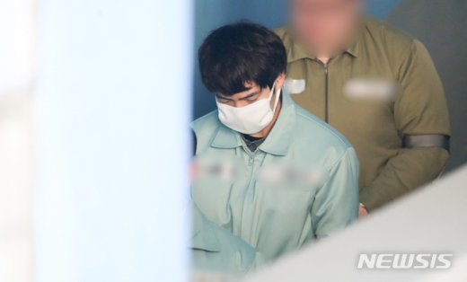 ‘무면허 음주뺑소니' 혐의로 구속 기소된 배우 손승원이 11일 오전 서울 서초구 서울중앙지법에서 열린 도로교통법위반(사고후미조치) 등 관련 공판에 출석하고 있다. /사진=뉴시스