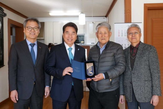 백군기 용인시장, 독립운동가 후손에 국가유공자 명패 전달. / 사진제공=용인시