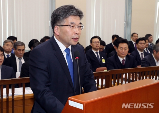 14일 오전 서울 영등포구 여의도 국회에서 열린 행정안전위원회 전체회의에서 민갑룡 경찰청장이 빅뱅의 승리가 관련된 강남 버닝썬 관련 보고를 하고 있다./사진=뉴시스DB