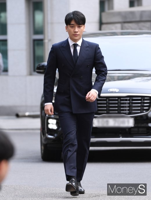 [머니S포토] 승리, 피의자 신분으로 경찰 출석