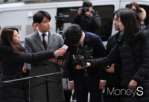[머니S포토] 고개 숙인 승리