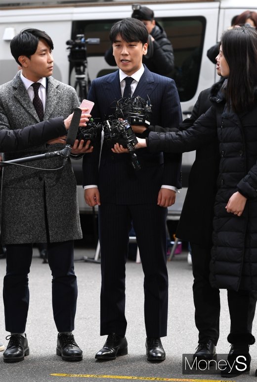 [머니S포토] 승리, 성접대 알선한 혐의로 경찰 출석