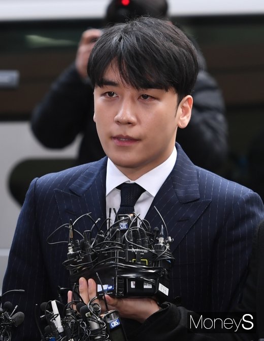 [머니S포토] 승리, 어두운 얼굴로 두 번째 경찰 출석