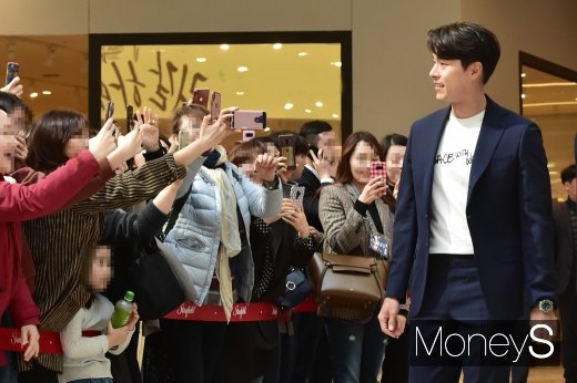 [머니S포토] 화이트데이 현빈, 행사장 떠나갈 듯한 함성