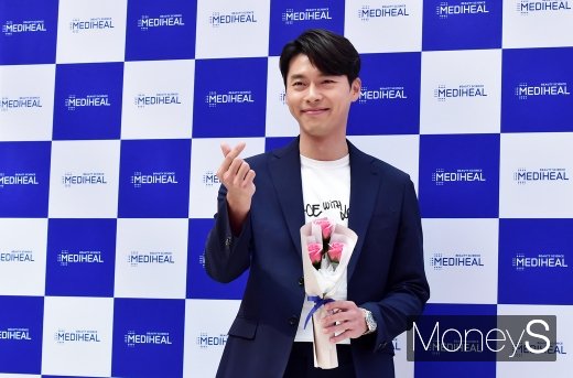 [머니S포토] 화이트데이 현빈, 꽃을 든 남자