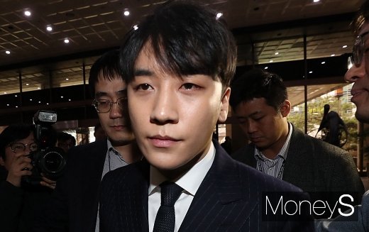 [머니S포토] 승리 '굳은 표정으로'