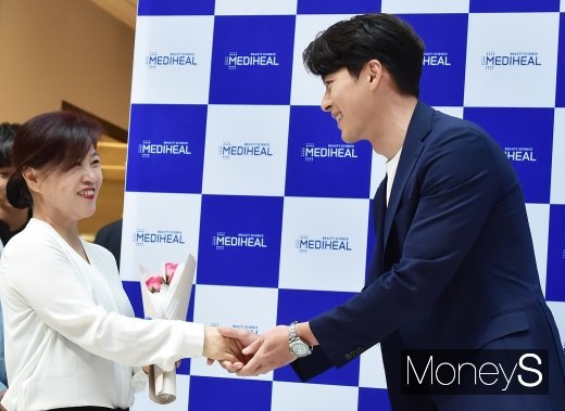 [머니S포토] 화이트데이 현빈, 그 남자 미소에 내마음도 심쿵