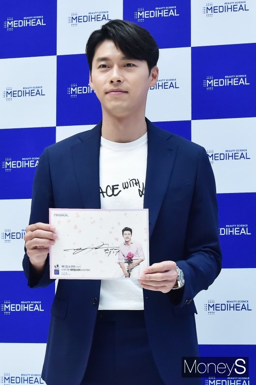 [머니S포토] 현빈, 샤프한 외모만큼 세련된 사인