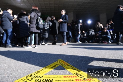 성관계 장면을 몰래 촬영해 유포한 혐의를 받는 가수 정준영과 성접대 의혹이 제기된 승리가 피의자 신분으로 출석하는 가운데 14일 오전 서울 종로구 서울지방경찰청 앞에 포토라인이 설치돼 있다. /사진=장동규 기자