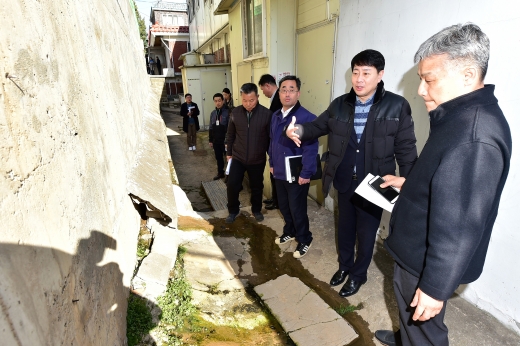 차준택 부평구청장(사진 오른쪽에서 두 번째)이 지난 13일 산곡동 주상복합아파트 대형공사장과 무지개빌라 옹벽 현장을 방문해 안전관리 실태를 점검했다. / 사진제공=부평구청