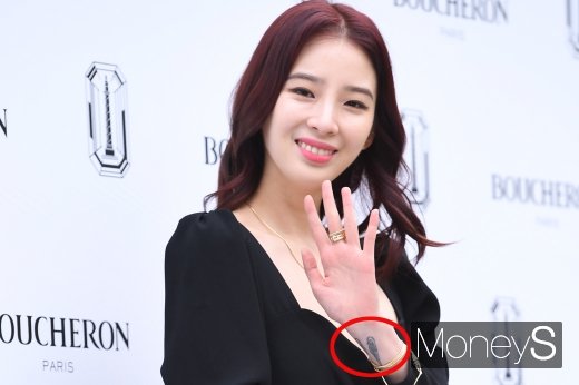 [머니S포토] 아이린, 눈에 띄는 '날개 타투'
