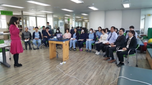 광명시 예지원 요양병원에서 치매예방 및 파트너 교육이 진행되고 있다. / 사진=광명시 제공