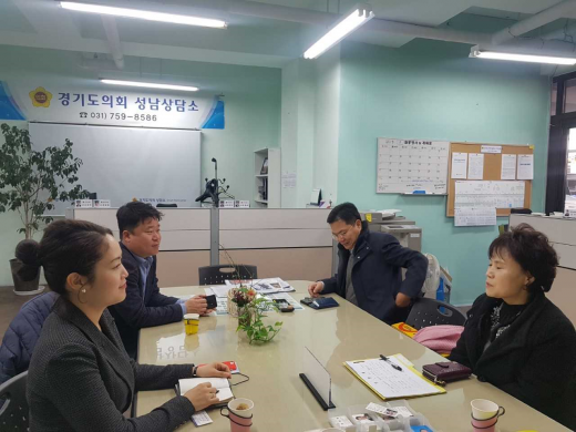 ▲ 경기도의회 성남상담소에서 이나영 도의원과 임채철도의원은 13일 (사)한국사회교육복지회 최용희 대표와 함께 취약계층 아동 청소년들의 복지 방안 대해 논의했다. / 사진제공=경기도의회