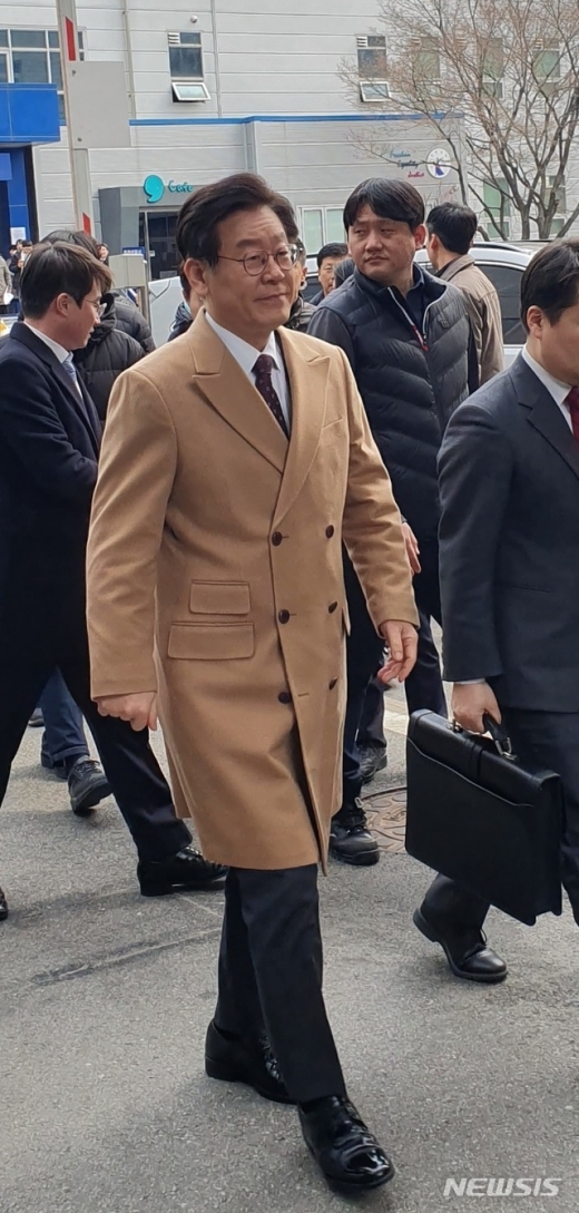 이재명 경기도지사가 14일 오후  ‘형님 강제입원’ 관련 10차 공판에 출석하기 위해 수원지방법원 성남지원 제3호법정에 들어서고 있다. / 사진=뉴시스