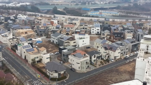 지붕에 태양광 발전 설비 설치한 판교동 일대 주택들. / 사진제공=성남시 