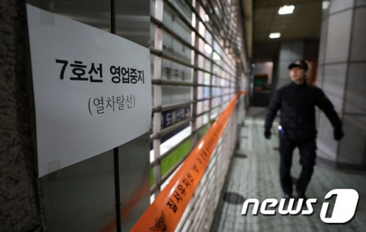 14일 오후 서울 도봉구 7호선 도봉산역에 열차 운행 중단을 알리는 안내문이 붙어 있다. /사진=뉴스1