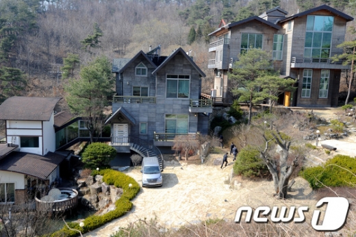 사회지도층 인사들에게 성접대를 했다는 의혹이 제기된 건설업자 윤중천씨 별장. /사진=뉴스1 DB