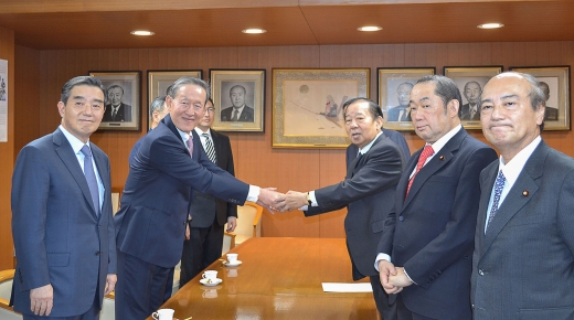 허창수 전경련 회장을 비롯한 B20 도쿄 서밋 한국대표단은 14일 니카이 도시히로 일본 자민당 간사장을 예방했다. 사진 왼쪽부터 김윤 삼양홀딩스 회장, 허창수 전경련 회장, 니카이 자민당 간사장 / 사진=전국경제인연합회