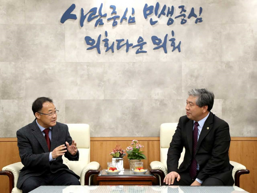 송한준의장(오른쪽), 김주현 수원고등법원장 접견. / 사진제공=경기도의회
