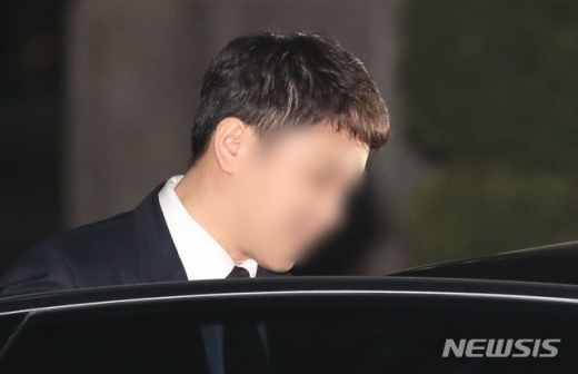 성접대, 몰카 공유, 경찰 유착 의혹 등이 담긴 ‘승리의 카카오톡 대화방’에 함께 있었던 것으로 지목된 유인석 유리홀딩스 대표가 15일 새벽 서울지방경찰청에서 조사를 받은 후 귀가하고 있다. /사진=뉴시스