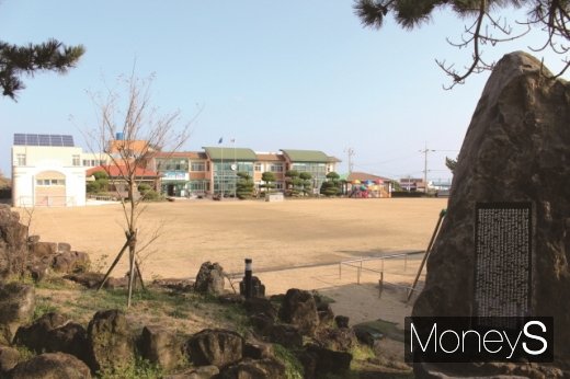 북촌초등학교. 운동쪽 한쪽에는 1949년 참상을 설명한 기념비가 있다. /사진=박정웅 기자