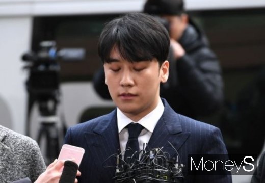 승리 입영 연기하겠다. 투자자에게 성접대를 알선한 혐의를 받는 빅뱅 전(前) 멤버 승리(29·본명 이승현). /사진=장동규 기자