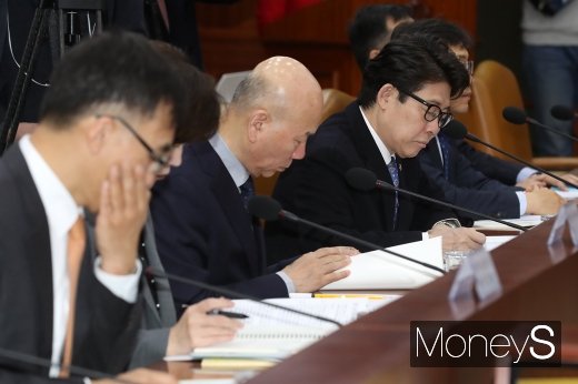 [머니S포토] 자료 살피는 각 부처 수장