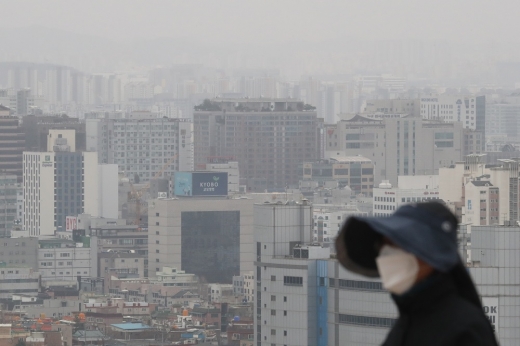경기 남부 미세먼지 농도가 '나쁨' 수준을 보인 지난 12일 경기도 수원시 팔달구 서장대에서 바라본 수원 도심이 뿌옇게 보이고 있다. /사진=뉴스1