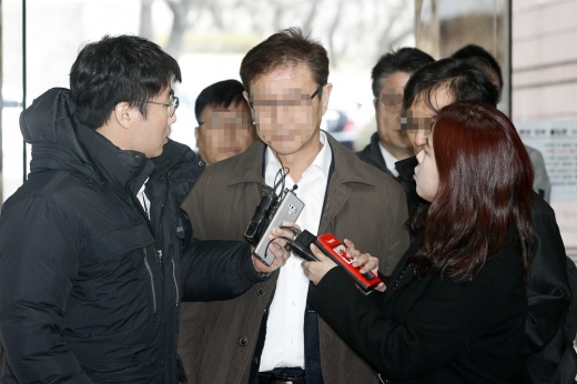 가습기 살균제 유해성 원료를 공급한 것과 관련해 재수사를 받고 있는 SK케미칼(현 SK디스커버리)의 고위급 임원 박모, 이모, 양모, 정모씨가 지난 14일 오전 서울 서초구 중앙지방법원에서 열린 구속 전 피의자 심문(영장실질심사)에 출석하고 있다. /사진=뉴스1