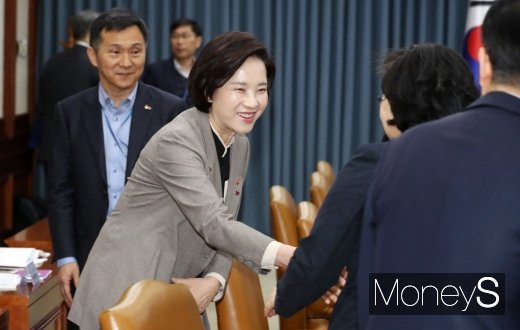 [머니S포토] 사회관계장관회의 참석한 유은혜 부총리