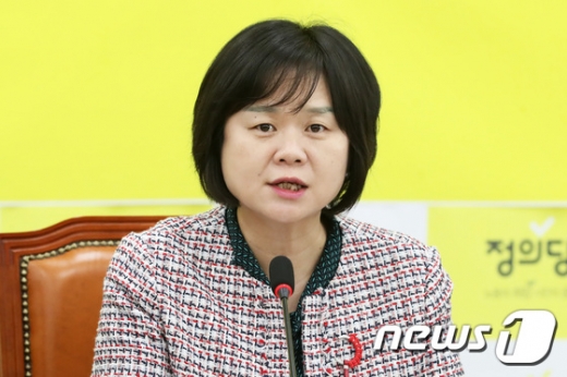 이정미 정의당 대표가 15일 오전 서울 여의도 국회에서 열린 긴급 의원총회에서 모두발언을 하고 있다. /사진=뉴스1