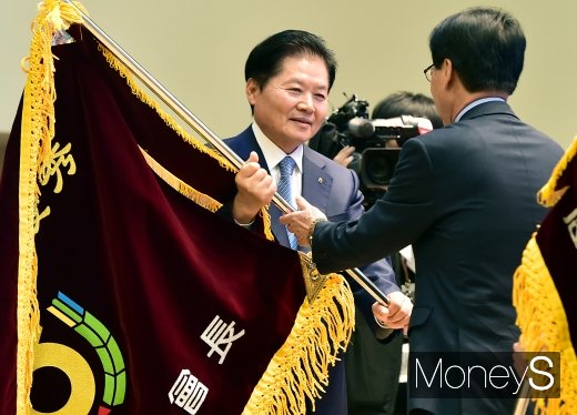 [머니S포토] 시상하는 김병원 농협중앙회장