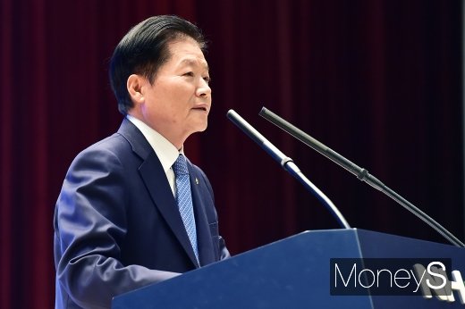[머니S포토] 기념사 전하는 김병원 농협중앙회장
