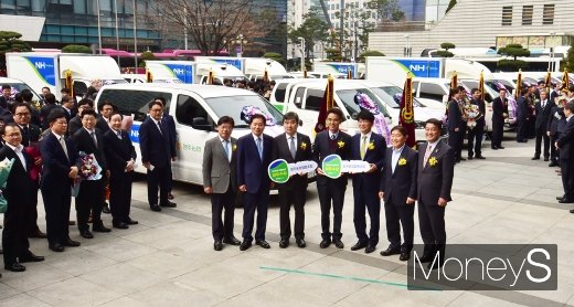 [머니S포토] 최우수 농축협에 지원용 차량 전달
