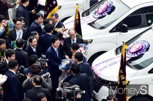 [머니S포토] 농축협 조합장들 축하하는 김병원 중앙회장