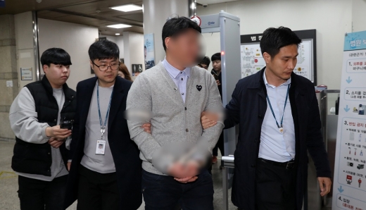 '버닝썬 유착 중간고리'로 알려진 전직 경찰관 강모씨가 15일 오전 서울 서초구 서울중앙지방법원에서 열린 구속 전 피의자심문(영장실질심사)을 마치고 청사를 나서고 있다. /사진=뉴스1