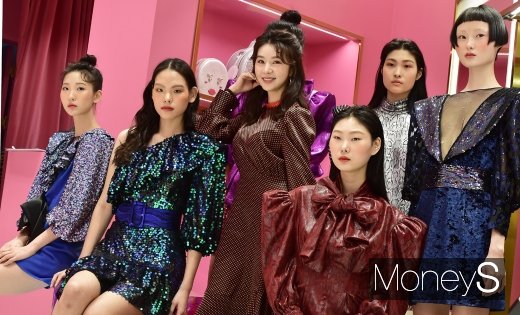 [머니S포토] 오픈행사 차오루, 모델들과 찰칵찰칵!