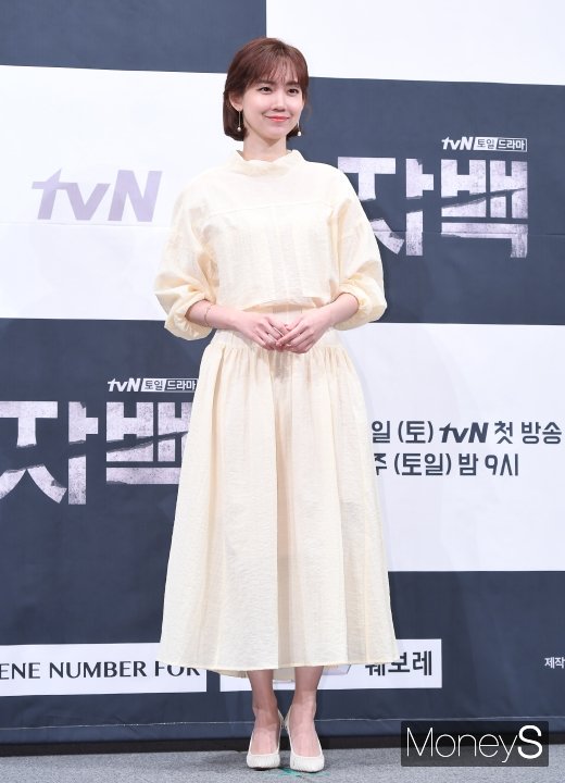[머니S포토] 신현빈, 봄이 느껴지는 패션