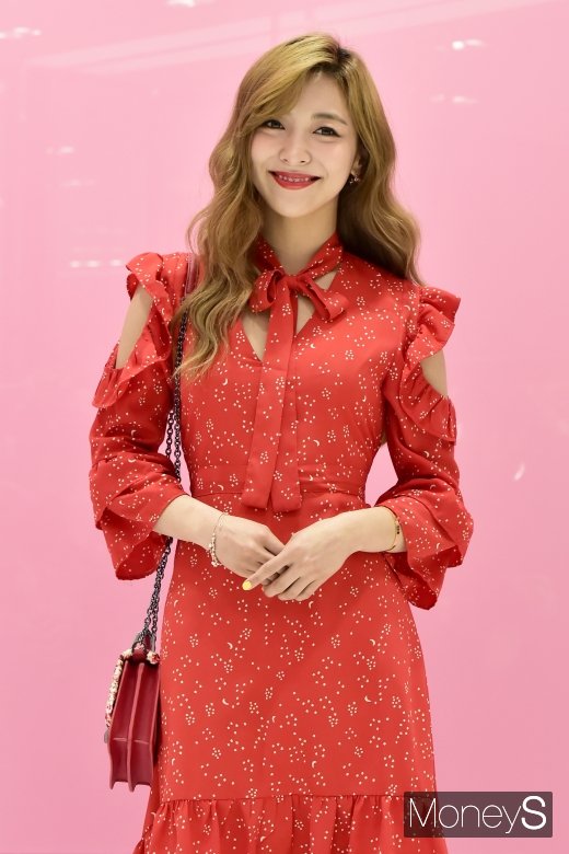 [머니S포토] 루나, 시선 붙잡는 강력한 레드