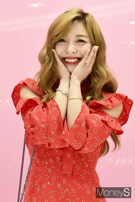 [머니S포토] 루나, 플래시 세례에 '부끄부끄'
