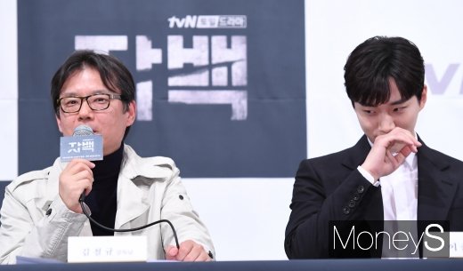 [머니S포토] 김철규 감독 칭찬에 쑥스러운 이준호